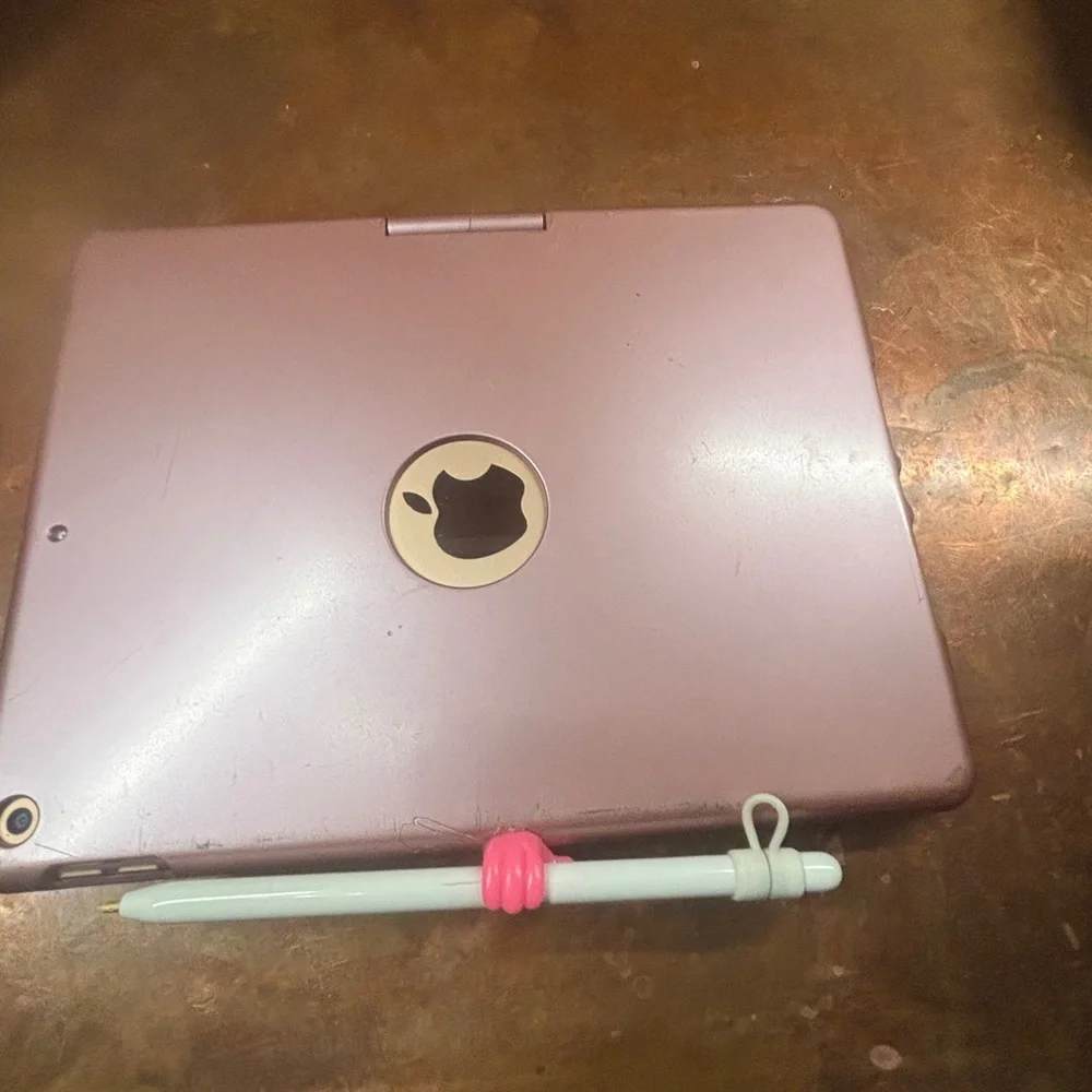 iPad 32gb plus cellular ATT pen & light up trackpad &keyboard hard case